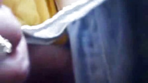 Pirang yang bersemangat memutuskan video seks di dapur untuk bersenang-senang