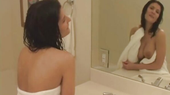 Anny Aurora pirang dengan tubuh indah berhubungan seks dengan suami saudara perempuannya video seks lengkap di kamar mandi