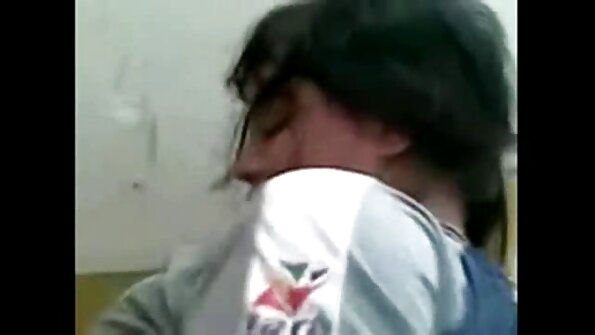 Guru berambut bokep maniak seks hitam sedang mengisap kontol
