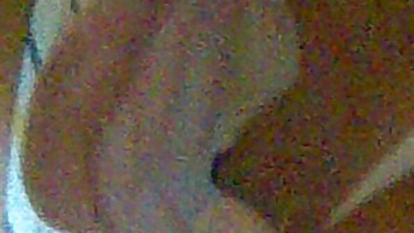Pirang kecil Zazie Skymm memberikan xxx tante sex blowjob untuk kekasihnya