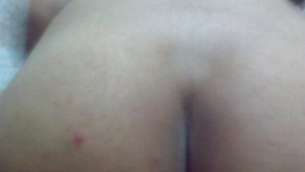 Gadis seksi memberikan blowjobs video sex sedarah kepada polisi